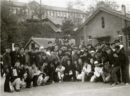 1964년 고등학교 3학년 때 반 대항 축구대회에서 우승 후