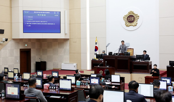 24일 오전에 열려 허식 의장 불신임안을 의결한 인천시의회 본회의를 진행하고 있는 이봉락 제1부의장(사진제공=인천시의회)