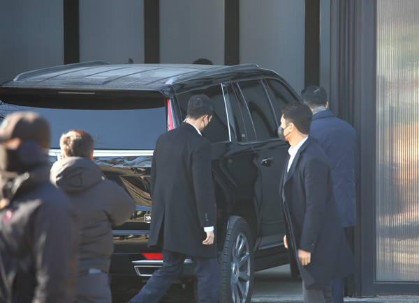 내란 우두머리와 직권남용 권리행사 방해 혐의를 받는 윤석열 대통령을 태운 차량이 15일 경기 과천시 정부과천청사 내 고위공직자범죄수사처에 도착하고 있다. 사진=연합뉴스