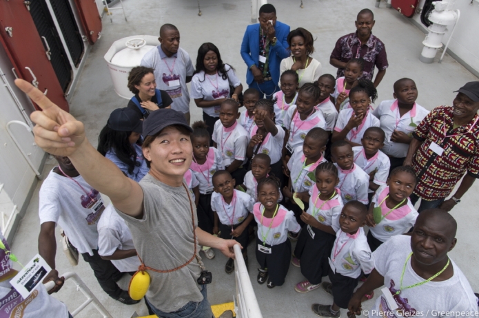 김연식 항해사가 아프리카 콩고 공화국에서 에스페란자호에 방문한 아이들에게 그린피스와 선박에 대해 설명하고 있다.