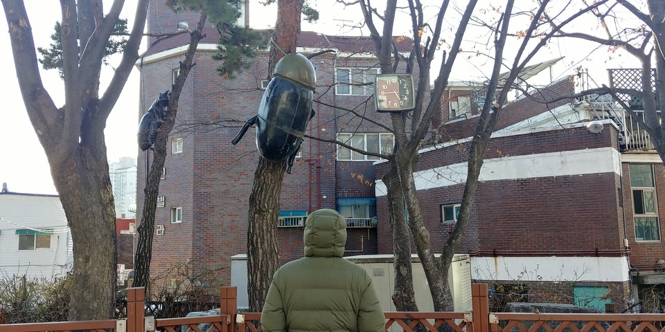 도원동 주민자치센터 앞 광장(나무에 괴물곤충, 나무에 시계), 2020ⓒ김주혜