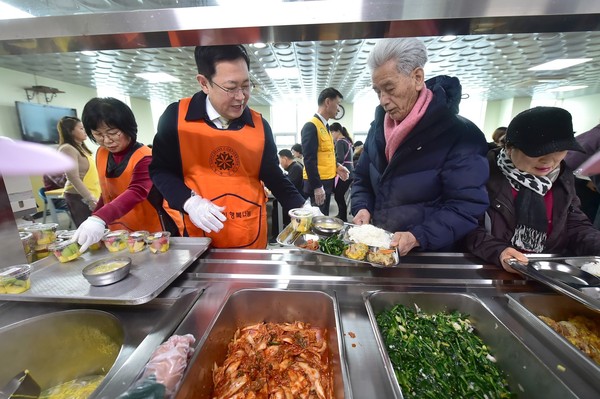 박남춘 시장이 지난해 설을 앞두고 노인복지시설을 찾아 배식 봉사를 하는 모습(사진제공=인천시)