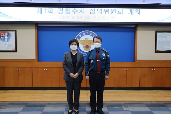 김병구 인천경찰청장(오른쪽)과 원혜욱 경찰수사심의위원장(왼쪽)이 기념 촬영하는 모습(사진제공=인천경찰청)