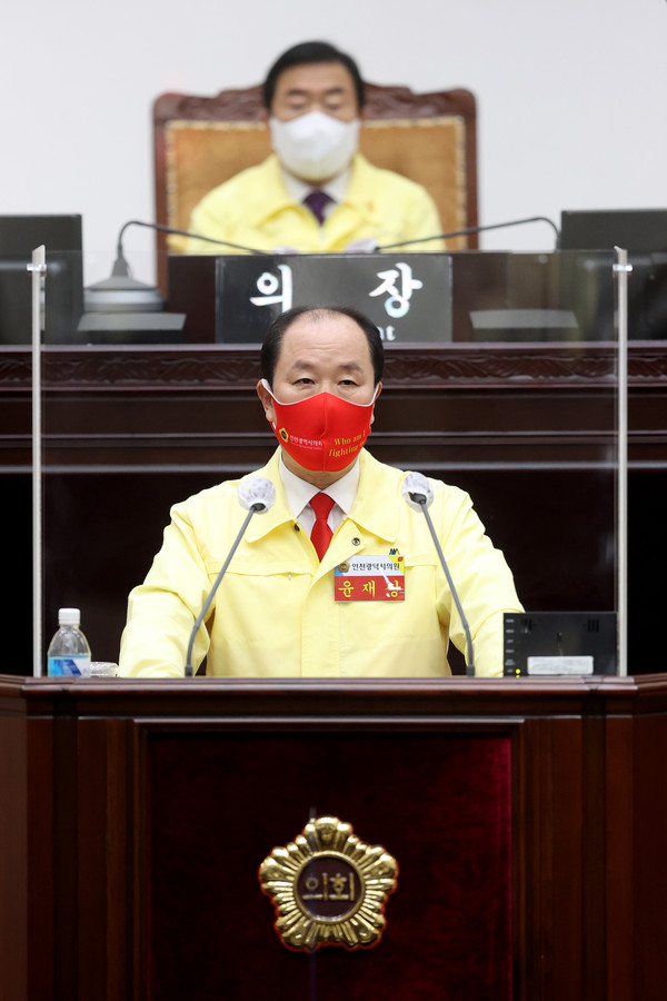 인천시의회 본회의에서 발언하는 윤재상 인천시의원