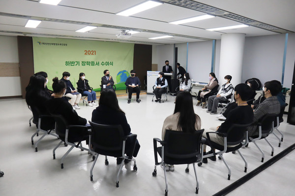 토크콘서트에 김월용 원장과 하반기 장학생 19명이 참여했다.