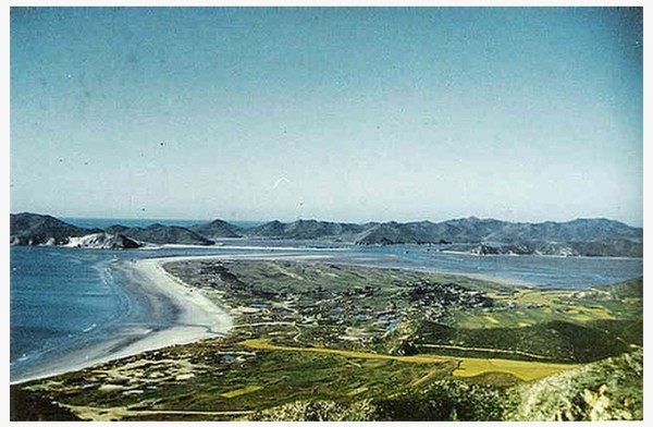 1950년대 사곶 해안과 주변 모습(사진: John Rinehold / Don Fraser, 출처: 유용원의 군사세계 화면 캡쳐)