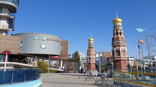 팔미도 유람선 매표소 앞. 러시아의 상트 베테르 브르크 시를 상징하는 두 개의 탑이 서있다.