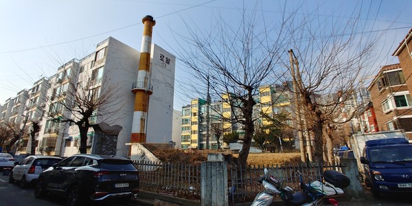 로얄아파트와 굴뚝(굴뚝은 도시가스 연결로 현재 사용금지), 2022ⓒ유광식