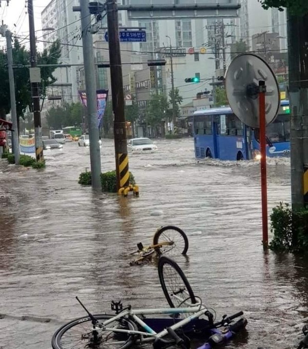 8일 오후 폭우로 침수된 인천 부평구 부평경찰서 앞 도로 (사진=독자 제공)