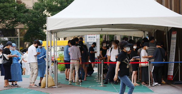 코로나19 선별진료소를 찾은 시민들이 검사를 기다리고 있다./사진제공=연합뉴스
