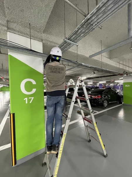 아이디씨티가 시제품 실증을 위해 스타트업파크 지하 주차장에 장비를 설치하는 모습