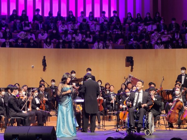 오케스트라 반주에 맞춰 가수 김혁관과 소프라노 이선옥의 열창하는 모습