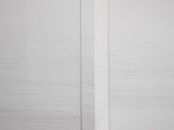 ‘임시공간’에서 동인천 골목까지 걷기〉, 2022, 벽 위에 연필, 벽 둘레: 2,431cm ⓒ사진 박기덕