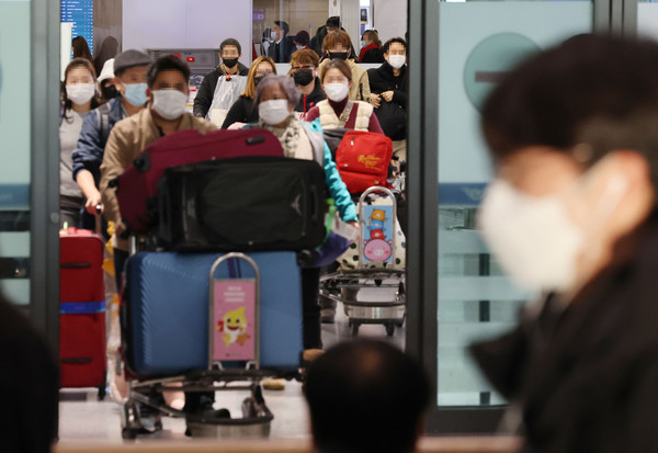 정부가 중국발 입국자에 대해 코로나19 검사를 의무화하기로 발표한 가운데 30일 오전 인천국제공항 제1터미널 입국장의 모습