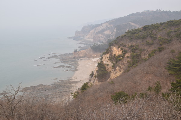 가래칠기 해변. 기암괴석과 깎아지른 절벽이 절경일 이룬다. 해변이 내려다보이는 언덕에 등대공원, 평화공원, 조기역사관이 몰려 있다.