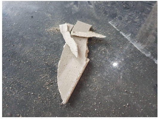 인천정보과학고등학교에서 발견된 석면 잔재물. 사진=인천환경운동연합