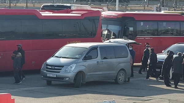 대기하고 있는 버스들과 승합차 등에 탑승하여 인천공항 앞 정부 청사로  이동