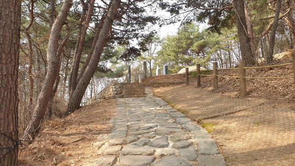 잘 정돈 된 오솔길을 따라 올라가면 지난해에 다시 정비된 남이 장군의 묘역에 이른다.