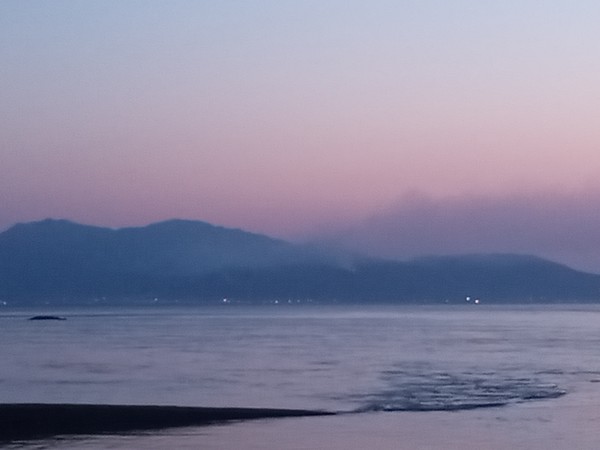 27일 오전 6시 장봉도에서 촬영한 마니산 화재지역. 전날 밤 촬영한 사진에 비해 왼쪽 아래 3곳의 불덩이는 사라졌고 높은 지역 1곳만 조금 남아있다. (인천in 독자 제공)