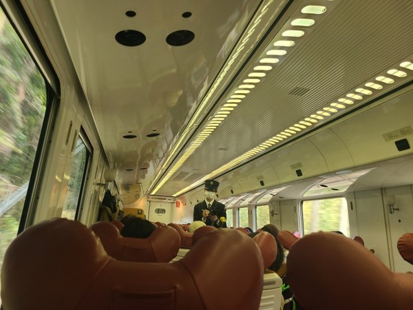 하카타역에서 고쿠라역까지 열차 안. 승무원이 검표를 하는 모습이 이색적이었다.