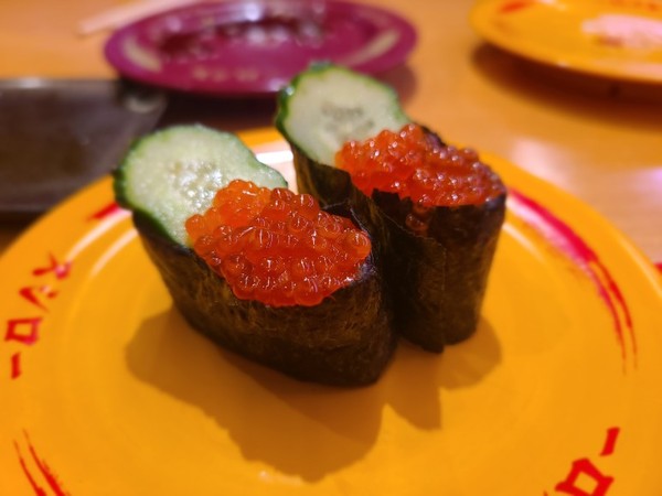 김밥에 생선알의 초밥도 색다른 맛이었다.