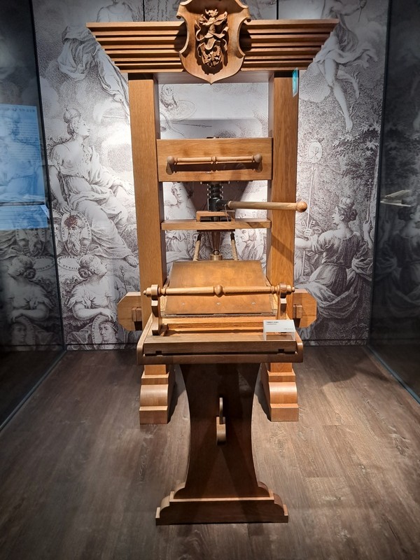 쿠텐베르크 인쇄기. 1450년 경 최초로 발명 된 인쇄기. 오늘날 이 세상의 좋은 것과 나쁜 것이 다 이것에서 시작됐다고 마크 트웨인이 말했다(이상구 제공).