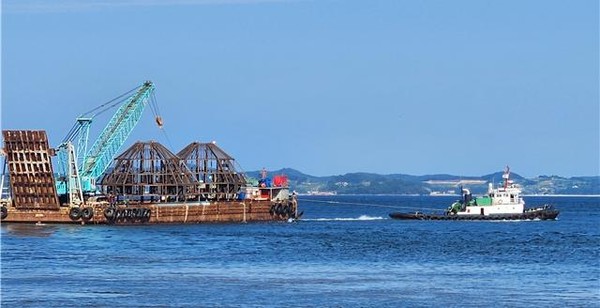 대청·소청 해역에 설치할 대형 강재 인공어초 2기 운반 모습(사진제공=인천시)