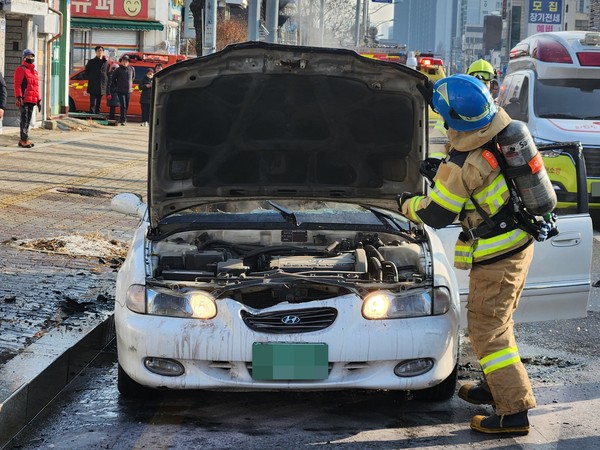 지난 28일 오전 인천 부평구 산곡동의 한 도로에 주차된 차에서 불이 났다. 사진=인천소방본부