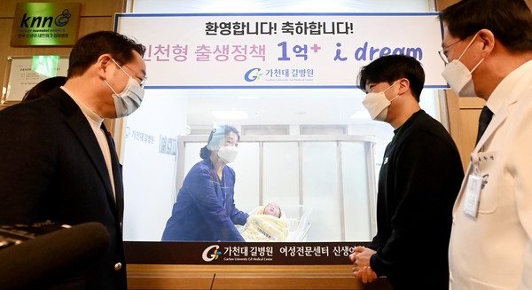 유정복 인천시장이 지난 1일 가천대길병원 신생아실을 찾아 올해 인천에서 첫 태어난 아기와 아빠를 축하하고 있다.