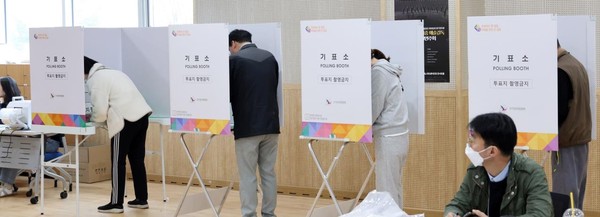 22대 총선 사전투표 둘째 날인 6일 남동구 구월동 행정복지센터에서 소중한 권리를 행사하는 유권자들(사진=연합뉴스)