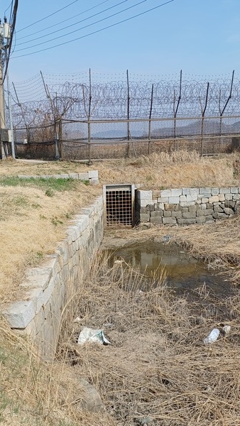 월북사건 이후 연미정 아래 배수로 수문의 철망이 보강되었다.