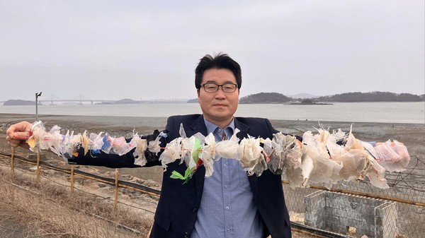 지난 2월 28일 장정구 전 인천녹색연합 정책위원장이 강화군 강화대교 아래에서 해양쓰레기를 건져올린 모습. 사진=페이스북