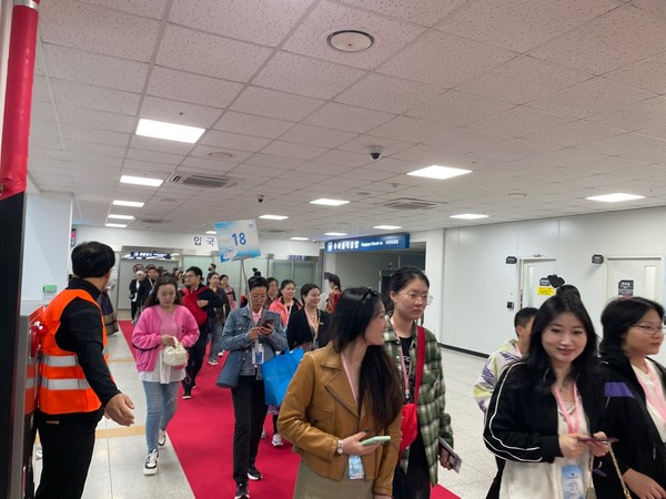 인천항 크루즈 터미널을 통해 입국하는 중국인 관광객들(사진제공=인천시)
