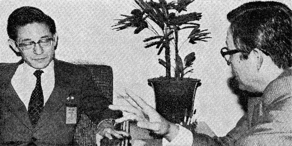 외무부 아주국장 시절 최동진 전 대사가 고또 주한 일본 공사에게 왜곡 교과서 문제에 대해 시정 조치를 강조하고 있다.(오른쪽 옆모습 인물이 최 전 대사, 1982년 9월 1일 조선일보)