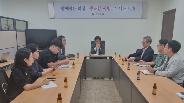 8일 오후 인천시의회에서 이용창 인천시의회 교육위원장(국힘, 서구 석남1~3·가좌1~4동) 주재로 루원시티 주민들과 인천시교육청 관계자들의 간담회가 진행되고 있다. 사진=인천in