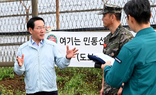 지난 9월 18일 접경지역인 강화군 송해면 당산리를 찾아 북한의 대남 소음방송 현황을 점검하는 유정복 시장