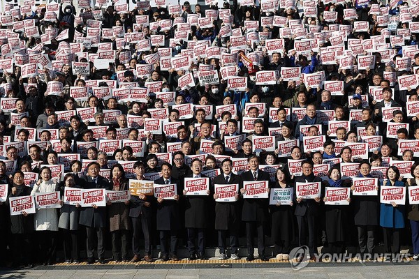 대통령 사퇴 촉구 구호 외치는 야당 의원들 =  4일 서울 여의도 국회 본청 앞 계단에서 열린 '윤석열 대통령 사퇴촉구 탄핵추진 비상시국대회'에서 더불어민주당 이재명 대표, 조국혁신당 조국 대표를 비롯한 야당 의원들이 구호를 외치고 있다.(연합뉴스)