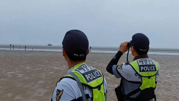 인천해양경찰서 경찰관들이 중구 무의동 하나개해수욕장에서 안전 순찰을 하는 모습.