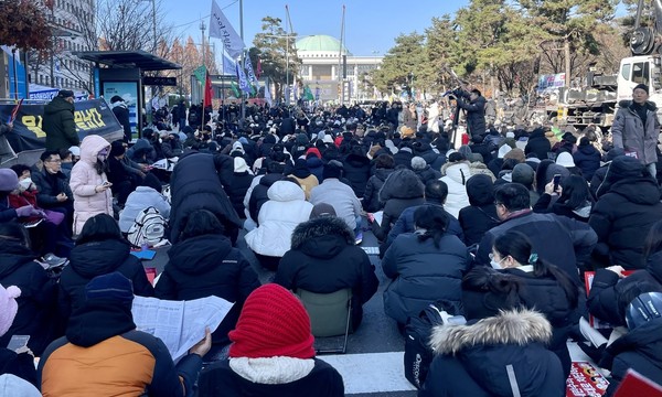 오전 일찍 국회 앞 모인 촛불집회 참가자들