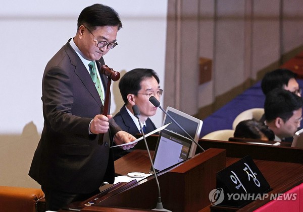 우원식 국회의장이 14일 국회에서 윤석열 대통령 탄핵소추안 가결을 선포하고 있다