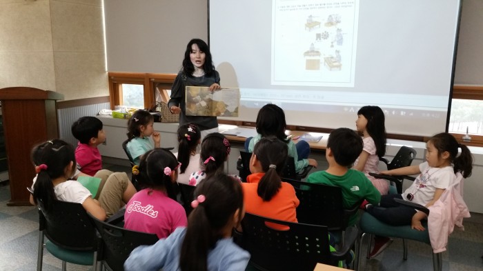 소래도서관의 한 프로그램에 참여한 어린이들.
