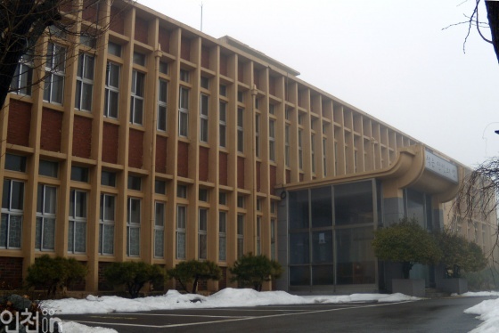 구 인천시립도서관은 현재 율목동 도서관으로 리모델링 중이다.