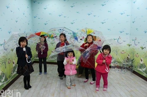 연수구 공동육아 나눔터에서 엄마와 함께 우산에 그림을 그린 아이들.